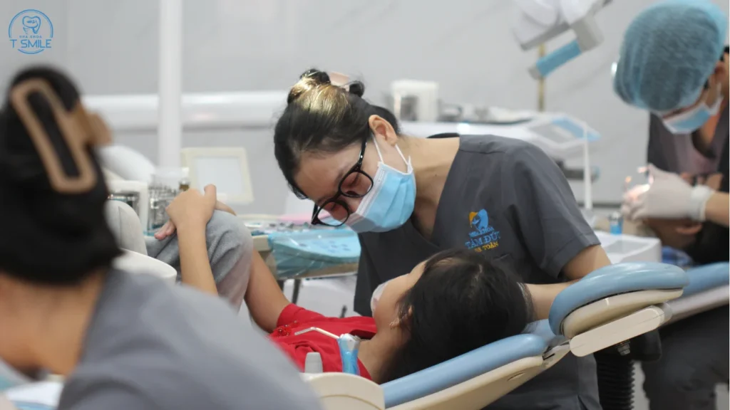 nhổ răng sữa cho bé
